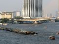 Bangkok - ein Schleppkahn vor der Phra Pin Klao Brücke über den Chao Phraya