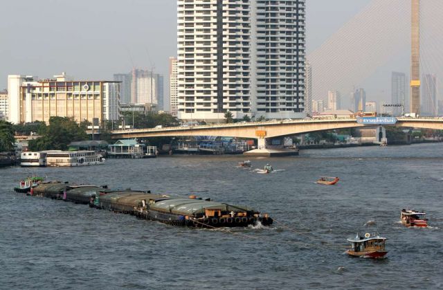 Bangkok - ein Schleppkahn vor der Phra Pin Klao Brücke über den Chao Phraya Bangkok - ein Schleppkahn vor der Phra Pin Klao Brücke über den Chao Phraya