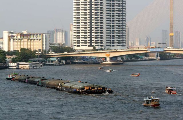 Bangkok - ein Schleppkahn vor der Phra Pin Klao Brücke über den Chao Phraya
