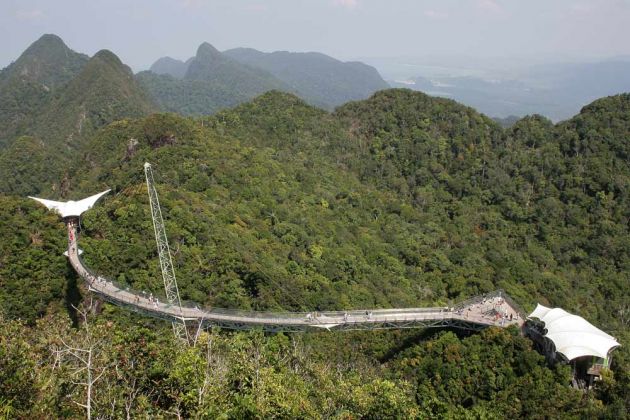 Die Langkawi Sky-Bridge auf knapp 700 m Höhe Die Langkawi Sky-Bridge auf knapp 700 m Höhe