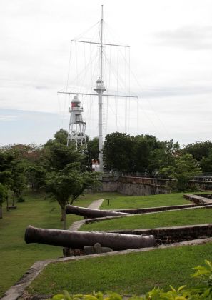 Fort Cornwallis, der Flagstaff und die beiden Leuchttürme - George Town, Penang