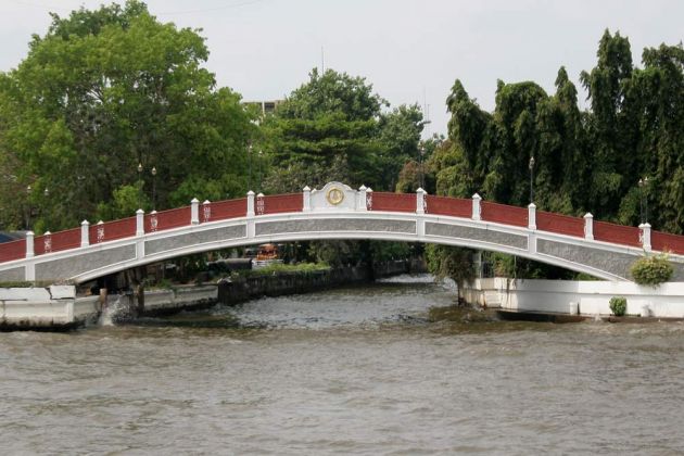 Brücke über einen Nebenfluss des Chao Phraya Rivers - Bangkok Brücke über einen Nebenfluss des Chao Phraya Rivers - Bangkok