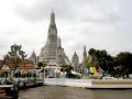 Bangkok, der gewaltige buddhistische Wat Arun Tempel am westlichen Ufer des Chao Phraya