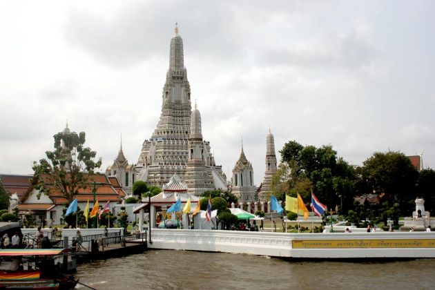 Bangkok, der gewaltige buddhistische Wat Arun Tempel am westlichen Ufer des Chao Phraya