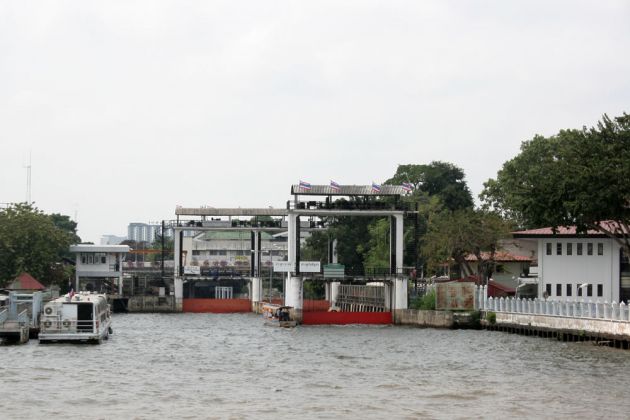Schleusen im Khlong Bangkok Yai Schleusen im Khlong Bangkok Yai