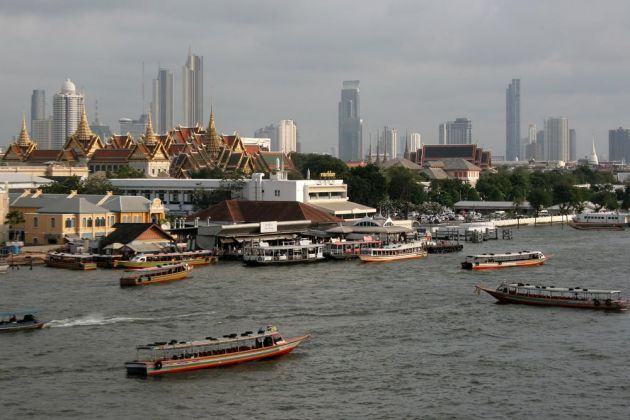 Blick auf den Chao Phraya River, den vergoldeten Königspalast und auf die Skyline von Bangkok