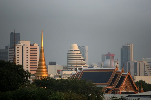Bangkok Blue Hour - das vergoldete Dach des Nationalmuseums
