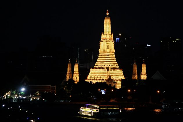 One Night in Bangkok - angestrahlt ist der riesige buddhistische Wat Arun Tempel