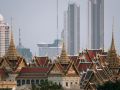 Das Bangkok der Gegensätze - vergoldete Dächer des Königspalastes und Wolkenkratzer