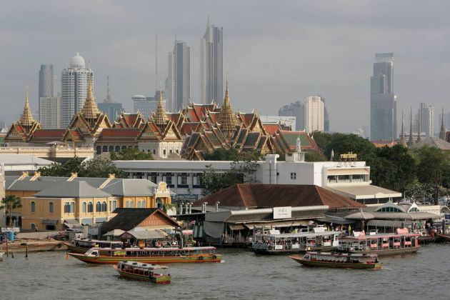 Blick auf den Chao Phraya River, den vergoldeten Königspalast und auf die Skyline von Bangkok Blick auf den Chao Phraya River, den vergoldeten Königspalast und auf die Skyline von Bangkok