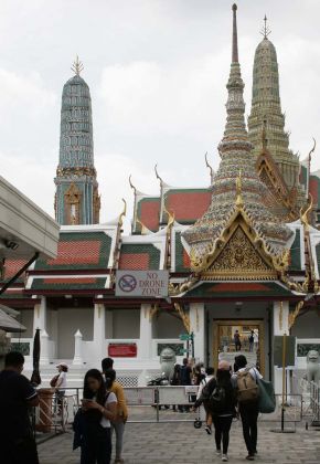 Bangkok, der Grosse Palast - ein Blick durch das Thewaphirom Gate Bangkok, der Grosse Palast - ein Blick durch das Thewaphirom Gate