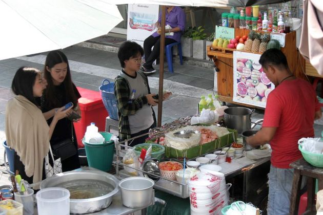 Eine Garküche an der Phra Chan Alley in Bangkok Eine Garküche an der Phra Chan Alley in Bangkok