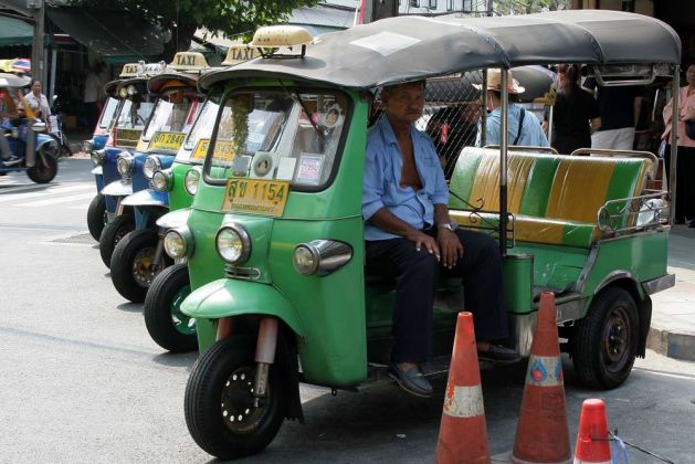Tuk Tuks - beliebte Transportmittel und Motorrad-Taxis in Bangkok