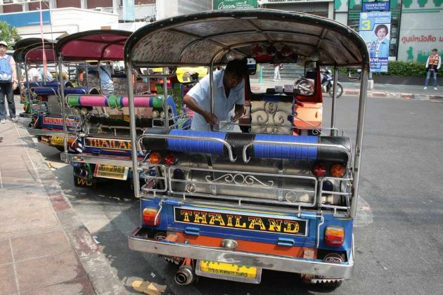 Tuk Tuks - beliebte Transportmittel und Motorrad-Taxis in Bangkok Tuk Tuks - beliebte Transportmittel und Motorrad-Taxis in Bangkok