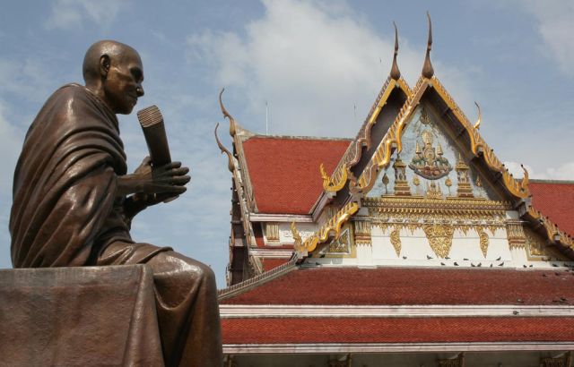 Der buddhistische Wat Rakhang Tempel am westlichen Ufer des Chao Phraya in Bangkok Noi