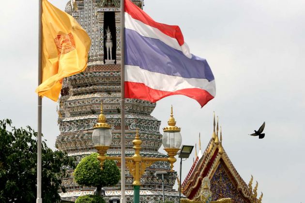 Bangkok, der gewaltige buddhistische Wat Arun Tempel westlichen Ufer des Chao Phraya