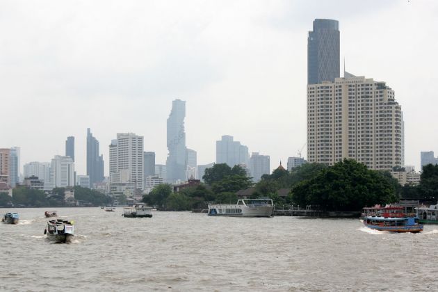 Wolkenkratzer am Chao Phraya River in Bangkok Wolkenkratzer am Chao Phraya River in Bangkok