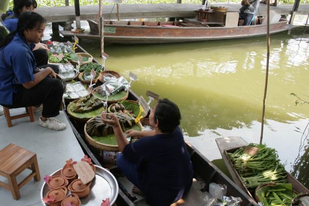 Auf dem Taling Chan Floating Market nahe Bangkok Auf dem Taling Chan Floating Market nahe Bangkok