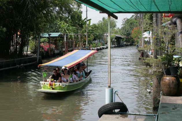 Longtailboat-Fahrt durch die Khlongs am Taling Chan Floating Market nahe Bangkok Longtailboat-Fahrt durch die Khlongs am Taling Chan Floating Market nahe Bangkok