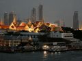 Der Tha Chang Pier, Königspalst und Bangkoks Skyline zur Blauen Stunde