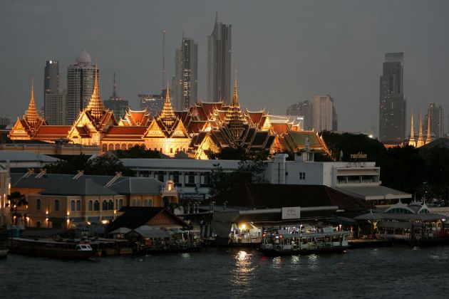 Der Tha Chang Pier, Königspalst und Bangkoks Skyline zur Blauen Stunde