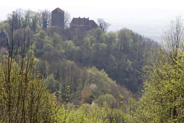 Die Schaumburg auf dem 230 m hohen Nesselberg bei Rinteln Die Schaumburg auf dem 230 m hohen Nesselberg bei Rinteln
