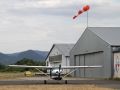 Eine Cessna 172 Skyhawk vor den Hangars des Flugplatzes Jelenia Gora