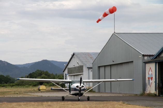Eine Cessna 172 Skyhawk vor den Hangars des Flugplatzes Jelenia Gora