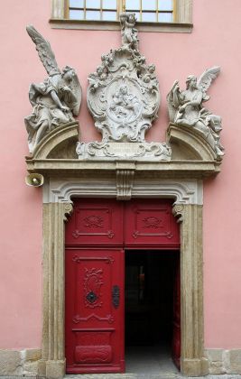 Das Eingangs-Portal der Pfarrkirche St. Johannes des Täufers - Jelenia Góra Cieplice, Bad Warmbrunn