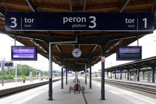 Bahnsteig 3, hier fuhr unser Zug der Zackenbahn ab - Hauptbahnhof Jelenia Góra Bahnsteig 3, hier fuhr unser Zug der Zackenbahn ab - Hauptbahnhof Jelenia Góra