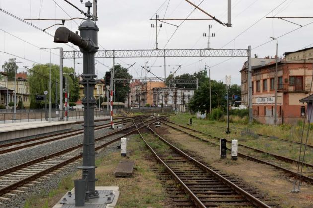 Wasserkran für Dampfloks - Blick nach Norden vom Hauptbahnhof Jelenia Góra Wasserkran für Dampfloks - Blick nach Norden vom Hauptbahnhof Jelenia Góra