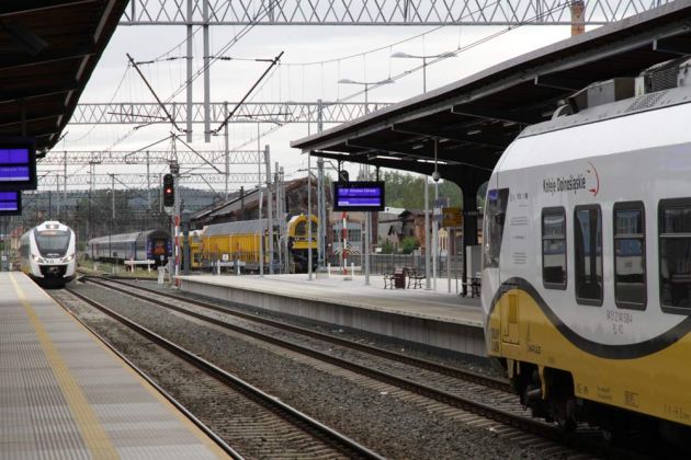 Unser Zug der Zackenbahn im Hauptbahnhof Jelenia Góra - ein elektrischer Triebwagen 31 WE der polnischen Bahngesellschaft Koleje Dolnoslaskie Unser Zug der Zackenbahn im Hauptbahnhof Jelenia Góra - ein elektrischer Triebwagen 31 WE der polnischen Bahngesellschaft Koleje Dolnoslaskie