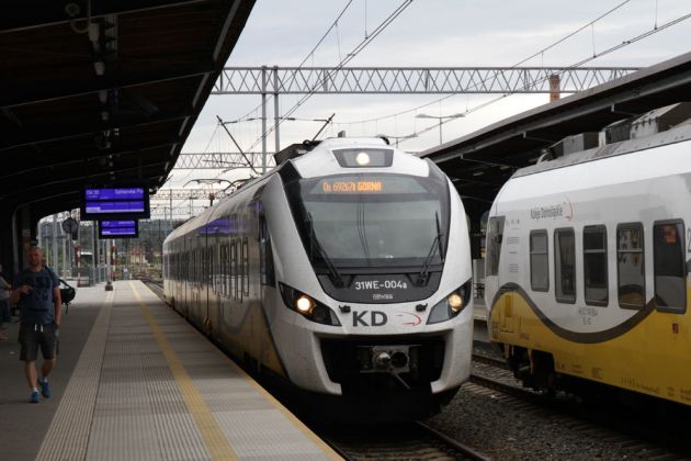Unser Zug der Zackenbahn im Hauptbahnhof Jelenia Góra - ein elektrischer Triebwagen 31 WE der polnischen Bahngesellschaft Koleje Dolnoslaskie Unser Zug der Zackenbahn im Hauptbahnhof Jelenia Góra - ein elektrischer Triebwagen 31 WE der polnischen Bahngesellschaft Koleje Dolnoslaskie
