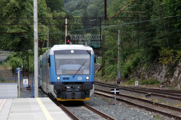Ein Dieseltriebwagen der ČD-Baureihe 840 der České dráhy erreicht den Bahnhof Szklarska Poręba Górna Ein Dieseltriebwagen der ČD-Baureihe 840 der České dráhy erreicht den Bahnhof Szklarska Poręba Górna