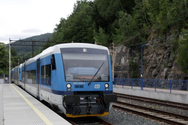 Ein Dieseltriebwagen der ČD-Baureihe 840 verkehrt zwischen Szklarska Poręba Górna und dem tschechischen Tanvald Ein Dieseltriebwagen der ČD-Baureihe 840 verkehrt zwischen Szklarska Poręba Górna und dem tschechischen Tanvald
