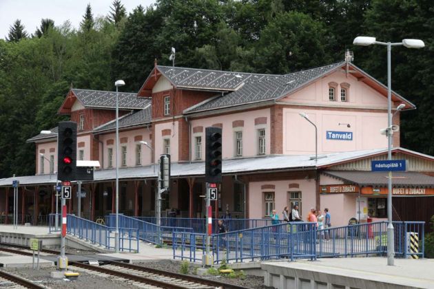 Das Bahnhofs-Gebäude im tschechischen Tanvald Das Bahnhofs-Gebäude im tschechischen Tanvald
