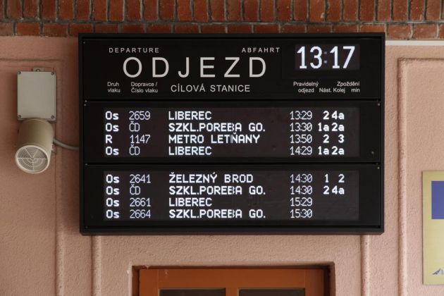 Zuganzeige am Bahnhofs-Gebäude im tschechischen Tanvald Zuganzeige am Bahnhofs-Gebäude im tschechischen Tanvald