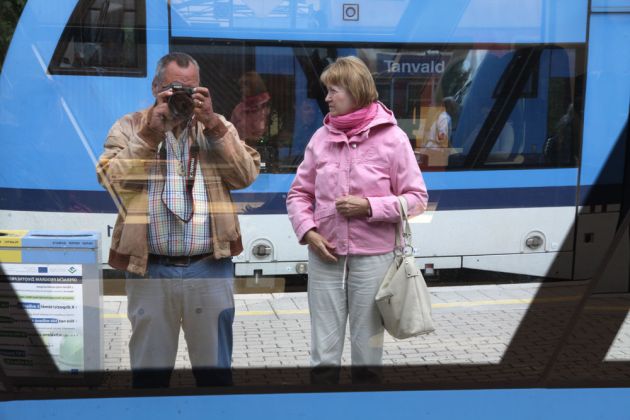 Tanvald - unser Fotograf mit seiiner Partnerin spiegeln sich in den Scheiben des Regio Spider Tanvald - unser Fotograf mit seiiner Partnerin spiegeln sich in den Scheiben des Regio Spider