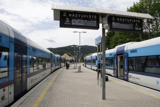 Zwei Regio Spider der Zackenbahn begegnen sich an den Bahnsteigen von Tanvald Zwei Regio Spider der Zackenbahn begegnen sich an den Bahnsteigen von Tanvald