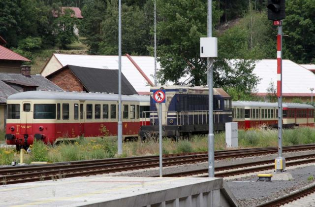 Abgestellte Lokomotive und Triebwagen der tschechischen Bahngesellschaft České dráhy - Tanvald Abgestellte Lokomotive und Triebwagen der tschechischen Bahngesellschaft České dráhy - Tanvald