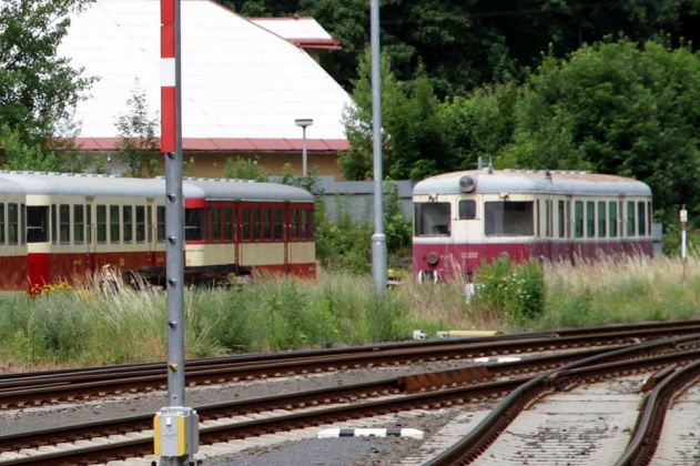 Abgestellte Lokomotive und Triebwagen der tschechischen Bahngesellschaft České dráhy - Tanvald Abgestellte Lokomotive und Triebwagen der tschechischen Bahngesellschaft České dráhy - Tanvald