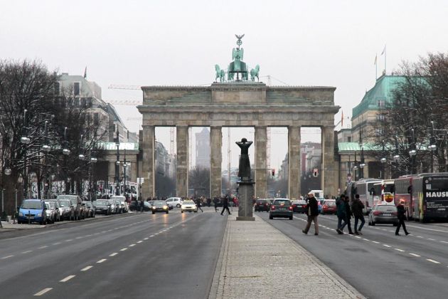 Das Brandenburger Tor mit der Statue 'Der Rufer' - Berlin