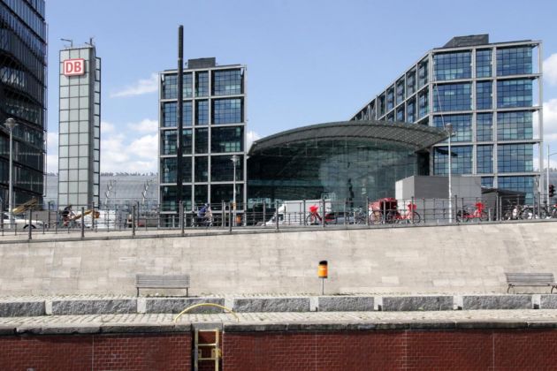 Bundeshauptstadt Berlin - der Berliner Hauptbahnhof mit dem Verwaltungsgebäude der Deutschen Bahn AG Bundeshauptstadt Berlin - der Berliner Hauptbahnhof mit dem Verwaltungsgebäude der Deutschen Bahn AG
