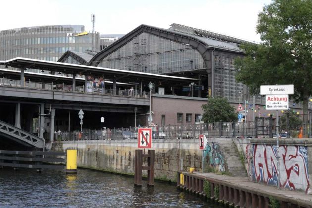 Bundeshauptstadt Berlin - der Bahnhof Friedrichstrasse Bundeshauptstadt Berlin - der Bahnhof Friedrichstrasse