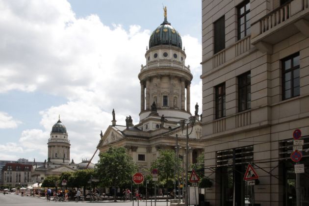Bundeshauptstadt Berlin  - der Gendarmenmarkt, vorn der Französische Dom, hinten der Deutsche Dom