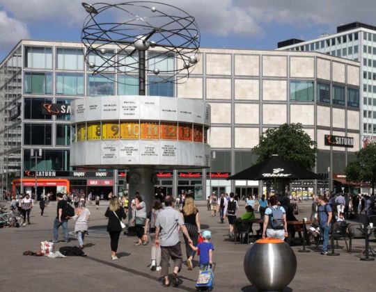 Bundeshauptstadt Berlin, die Weltzeituhr auf dem Alexanderplatz in Berlin-Mitte Bundeshauptstadt Berlin, die Weltzeituhr auf dem Alexanderplatz in Berlin-Mitte