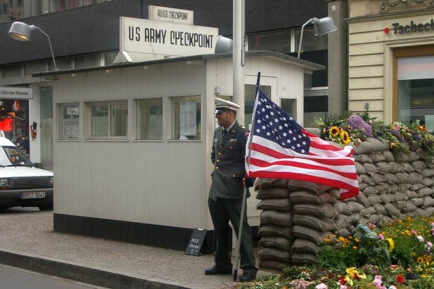 Bundeshauptstadt Berlin - Checkpoint Charlie, der frühere Übergang vom Amerikanischen in den Sowjetischen Sektor von Berlin Bundeshauptstadt Berlin - Checkpoint Charlie, der frühere Übergang vom Amerikanischen in den Sowjetischen Sektor von Berlin