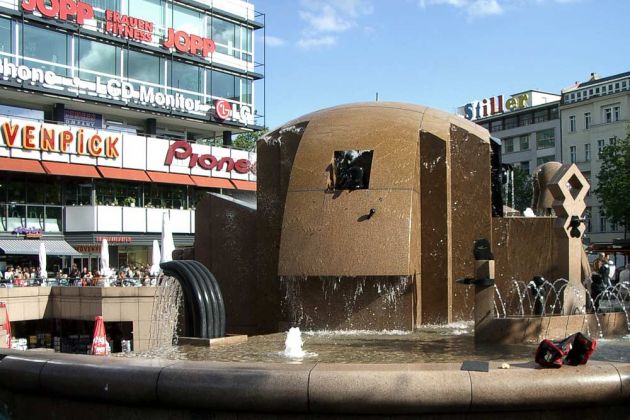 Bundeshauptstadt Berlin - der Weltkugelbrunnen oder auch Schmettau-Brunnen vor dem Europa-Center, volkstümlich 'Wasserklops' genannt Bundeshauptstadt Berlin - der Weltkugelbrunnen oder auch Schmettau-Brunnen vor dem Europa-Center, volkstümlich 'Wasserklops' genannt