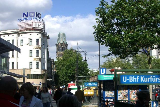 Bundeshauptstadt Berlin - Die U-Bahn-Station Kurfürstendamm mit dem Turm der Kaiser-Wilhelm-Gedächniskirche Bundeshauptstadt Berlin - Die U-Bahn-Station Kurfürstendamm mit dem Turm der Kaiser-Wilhelm-Gedächniskirche