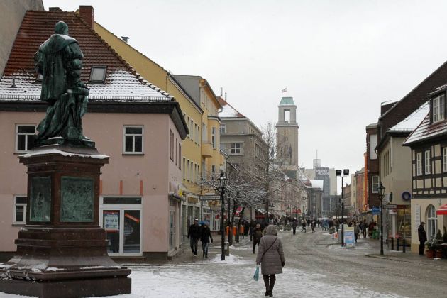 Berlin-Spandau - die Carl-Schurz-Strasse mit dem Denkmal Kurfürst Joachim II. und dem Rathaus Spandau Berlin-Spandau - die Carl-Schurz-Strasse mit dem Denkmal Kurfürst Joachim II. und dem Rathaus Spandau